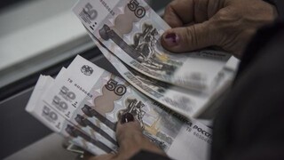 Rubeľ sa prepadol na rekordné minimum. Z napätia okolo Ukrajiny ťaží dolár, ktorý prudko vzrástol